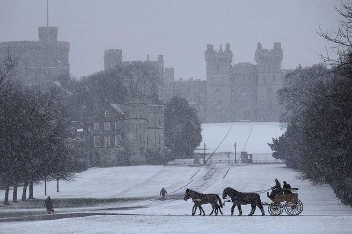 Windsor, Oxford and Avebury's Stone Circle with Christmas Lunch