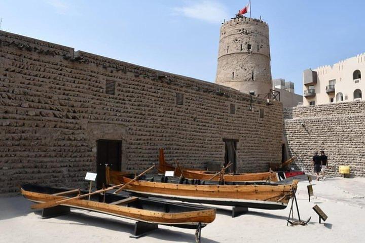 Discover the old city of dubai by walk