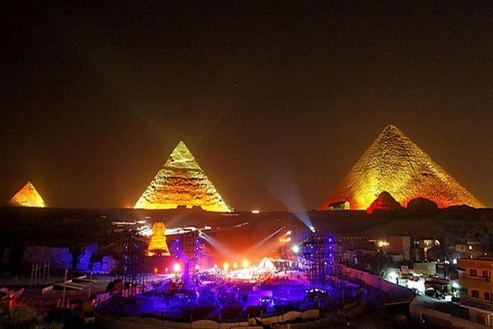 Show sound and light at night Giza pyramids