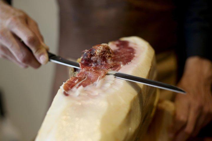 Private Lisbon Tour with Premium Portuguese Wine and Tapas Tasting