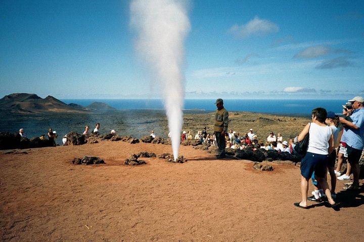 Guided tour: Timanfaya National Park and La Geria with pick-up