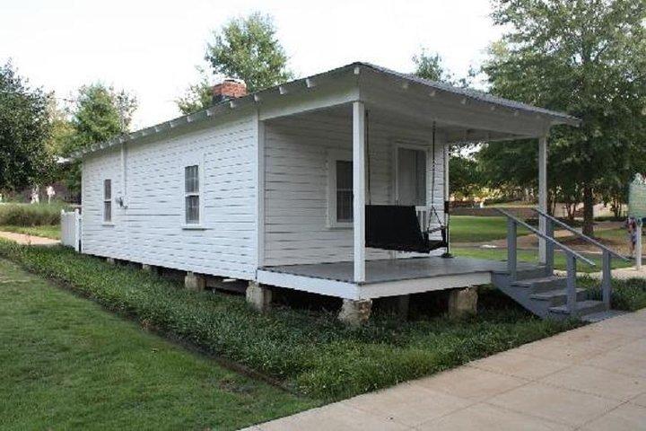 Elvis Presley Birthplace Park in Tupelo with Transport from Memphis