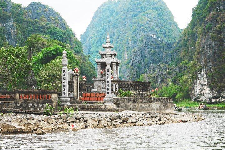 Full day tour Hoa Lu - Trang An and Mua Cave by Limousine