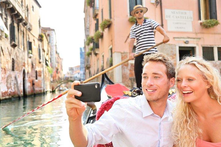 Fall in Love: Private Romantic Gondola Ride on the Grand Canal