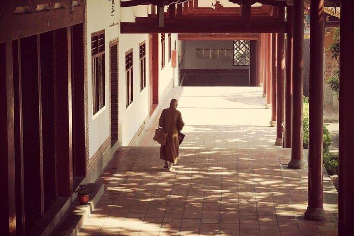 Private Day Tour to Visit Guanghua Temple and Meizhou Island from Xiamen