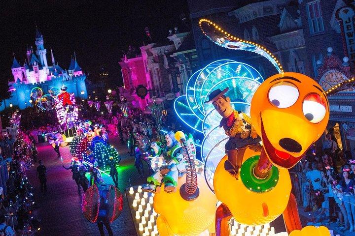 Hong Kong 5-Day Tour Including Disneyland and Ngong Ping Cable Car