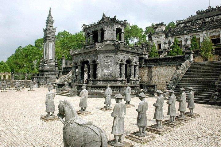 PRIVATE TOUR - Hue where Emperors Dreamed and Dynasties Linger