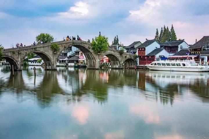 Private Zhujiajiao Water Town Tour with Shanghai Zoo and Panda