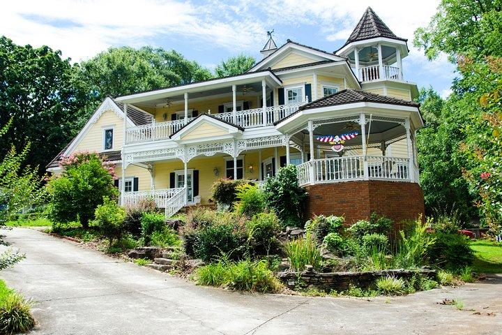 2.5 Hour Atlanta Local Food + Victorian Cemetery Tour