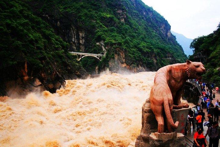 Private Day Trip to Yangtze River First Bend, Shigu Ancient Town, Tiger Leaping Gorge from Lijiang