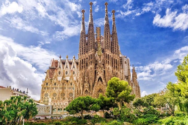 Sagrada Familia: Small Group Tour, hotel pick-up with Fast-Track