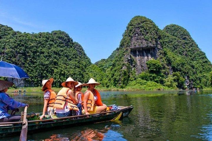 Tran Hoa Lu Mua Cave Tour [Includes Japanese guide, incense sticks, limousine bus, lunch and dinner]