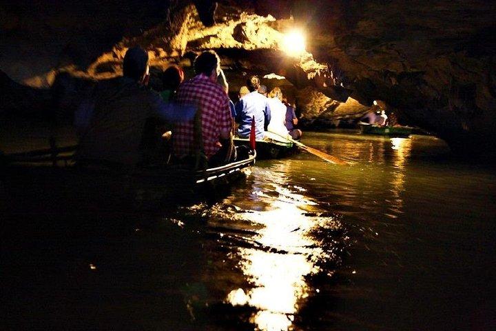 Tran Hoa Lu Mua Cave Tour [Includes Japanese guide, incense sticks, limousine bus, lunch and dinner]