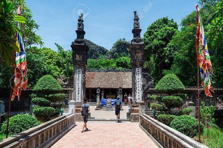 Tran Hoa Lu Mua Cave Tour [Includes Japanese guide, incense sticks, limousine bus, lunch and dinner]