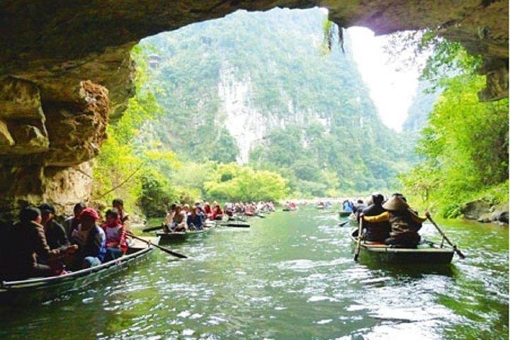 Tran Hoa Lu Mua Cave Tour [Includes Japanese guide, incense sticks, limousine bus, lunch and dinner]