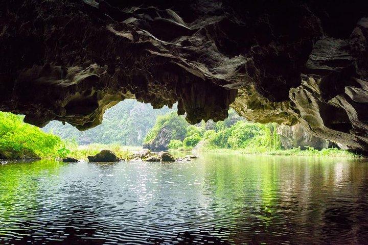 Round-Trip Hanoi to Ninh Binh Private Vehicle Charter