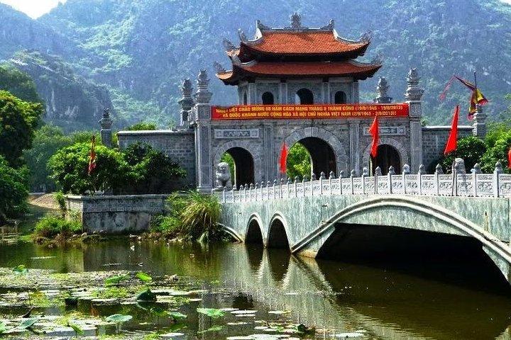 Round-Trip Hanoi to Ninh Binh Private Vehicle Charter
