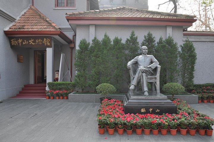 Shanghai Private Tour of the Bund, Xintiandi plus Dinner in Oriental Pearl Tower
