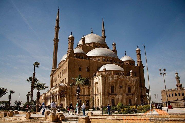 Day Tour to Pyramids Of Giza and Old Cairo Sites