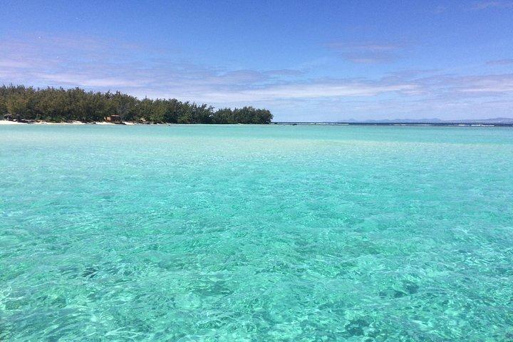 Full-Day Northern Catamaran Cruise: Coin de Mire and Ile Plate Island