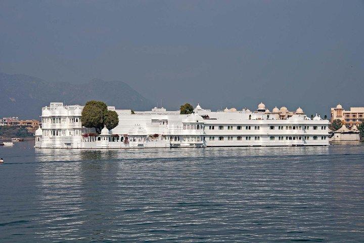 Half Day City Tour of Udaipur with Boat Ride at Lake Pichola