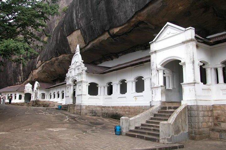 Sigiriya Rock and Dambulla Cave Temples from Colombo (All inclusive day tour)