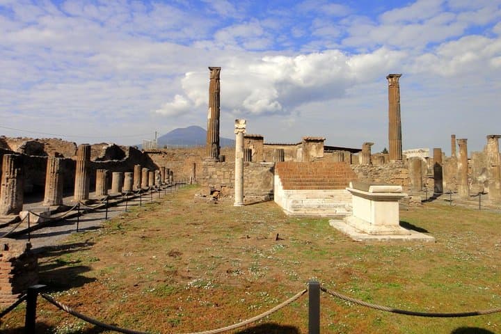 Transfer Naples to Amalfi Coast with stop to visit Pompeii ruins
