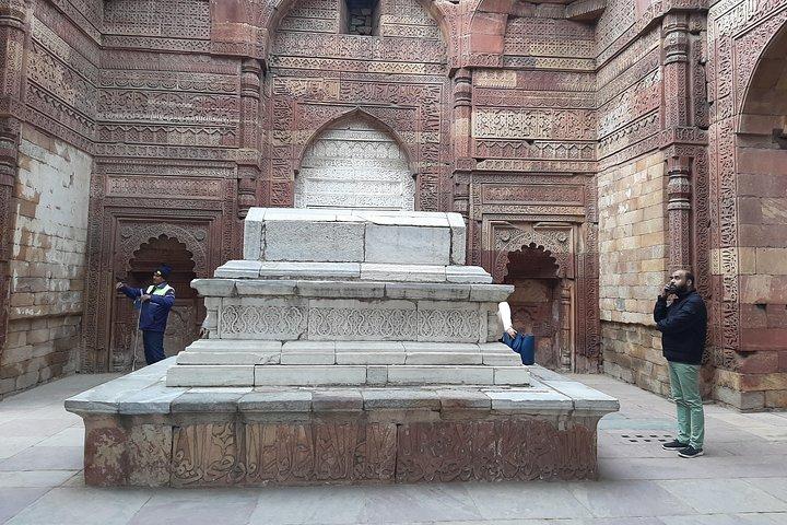 Audio Guided Walking Tour of Qutub Minar & Mehrauli, Delhi
