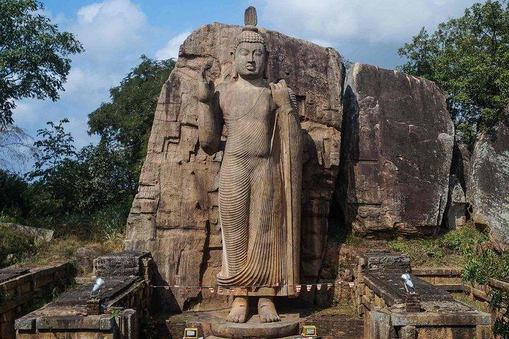 Aukana and Anuradhapura Day Tour From Colombo