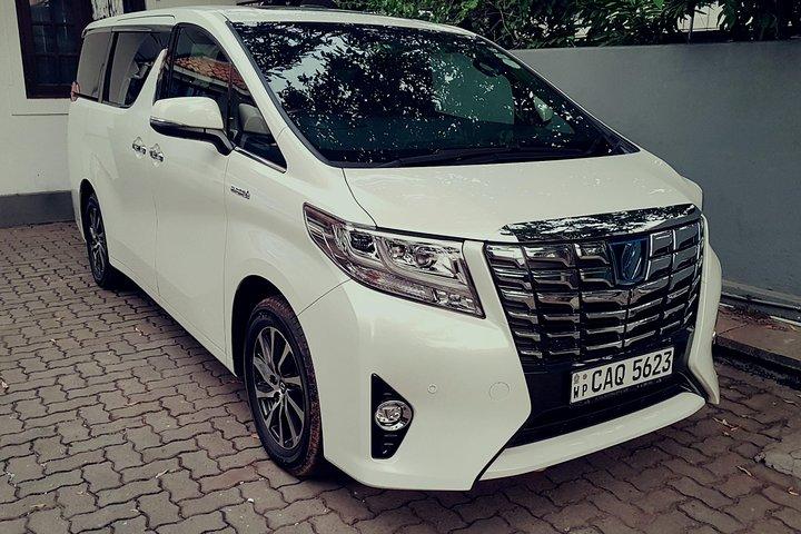 Colombo Airport (CMB) to Colombo City Private Luxury Transfer