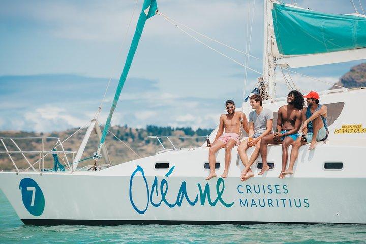 Black River: Full Day shared Catamaran Bénitiers island & Dolphin