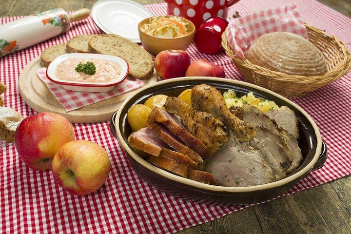 Folklore evening party with dinner, unlimited drinks and music