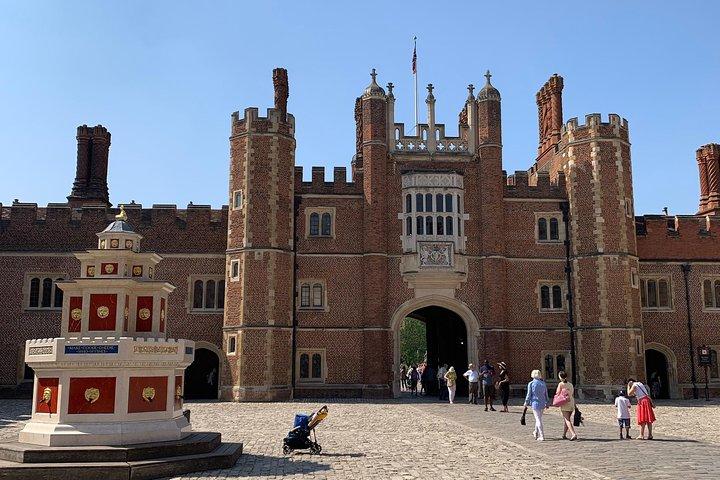 Private Vehicle To Hampton Court Palace From London With Admission Tickets