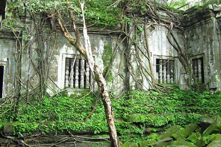 Kulen Waterfall, 1000 Linga River & Beng Mealea Small-Group Tour