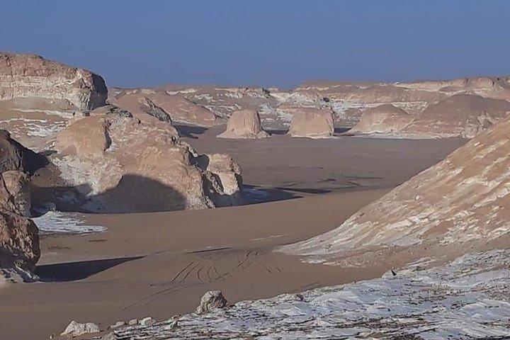 Overnight tour to Baharyia Oasis( Black&White desert with the Crystal mountain)