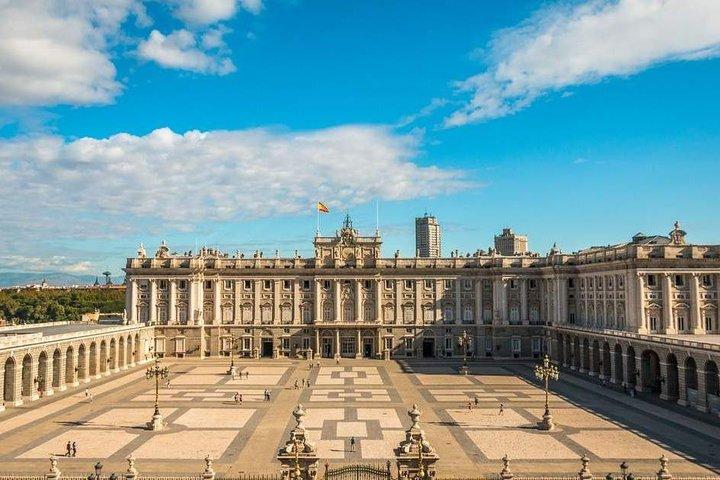 Arrival Transfer: Madrid Airport MAD to Madrid by Luxury Van