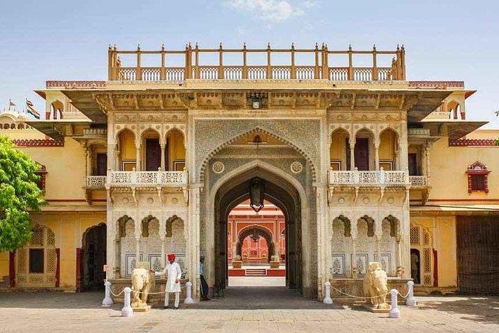 Jaipur City Palace,Hawa Mahal and Jantar Mantar Private Tour