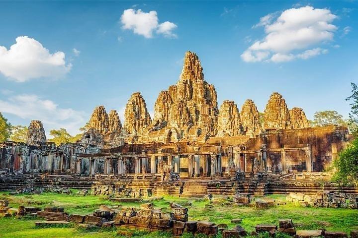 Full-Day Angkor Temple Bike Tour from Siem Reap Inclusive of Lunch