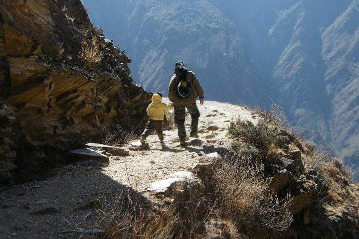 2-Days Tiger Leaping Gorge Hiking Tour from Lijiang