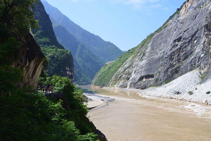Lijiang Train Station Pick up and Tiger Teaping Gorge Private Tour