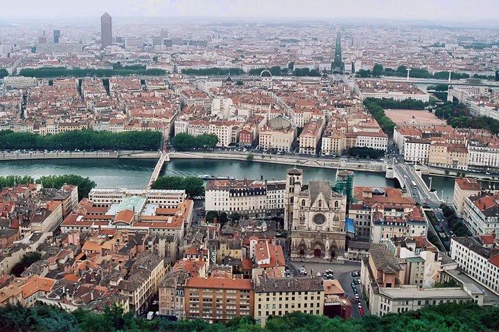 Arrival Transfer: Lyon Airport LYS to Lyon City in Luxury Van