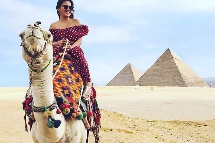 Private Day Tour on a Camel Ride Including Local BBQ Dinner at the Pyramids