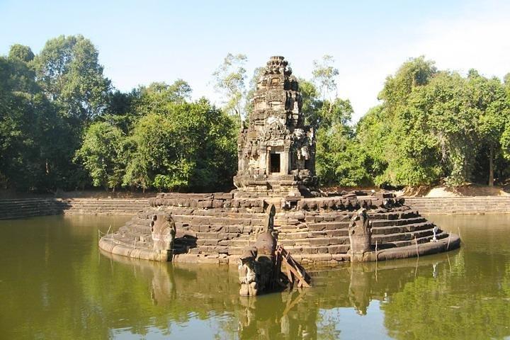 Full-day Ankgor Wat & Banteay Srei Excursion