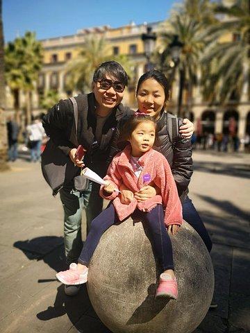 Family Private Tour: Churros, Hot Chocolate & Games in Barcelona