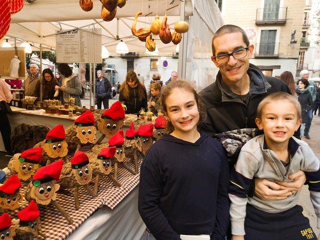 Family Private Tour: Churros, Hot Chocolate & Games in Barcelona