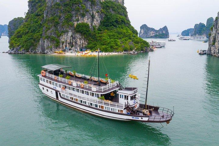 Bai Tu Long bay deluxe cruise 2D/1N: Kayaking, Swimming at pristine places