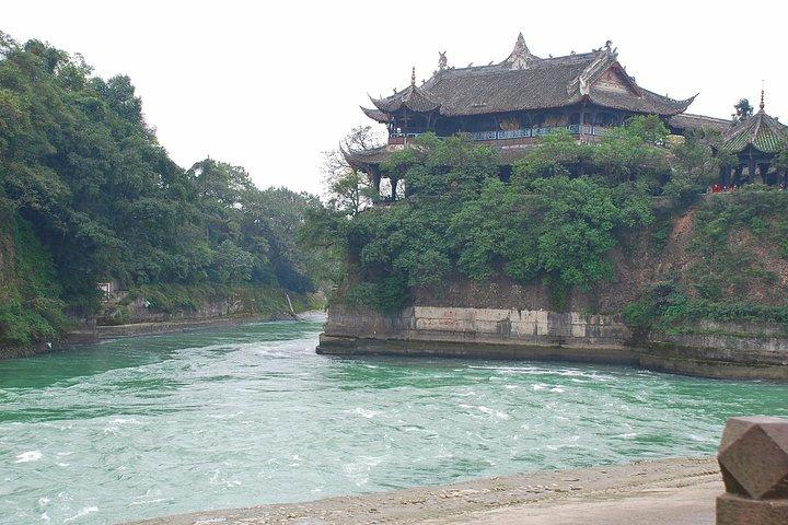 1-Day Mount Qingcheng and Dujiangyan Irrigation System Private Tour from Chengdu