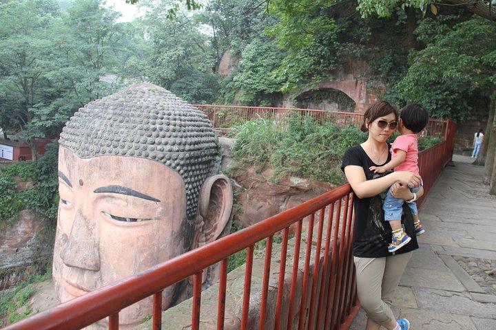 1-Day Chengdu Layover Tour: Leshan Giant buddha with Round Airport Transfer