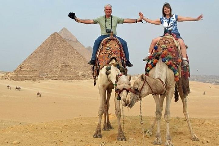 Private Tour to Giza Pyramids, & the National Museum & Old Coptic city & Bazaar