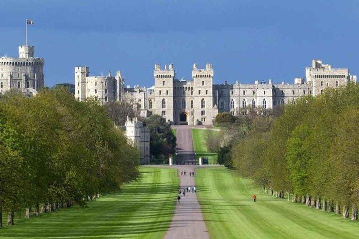 Windsor Castle: Private Chauffeured Luxury Minivan from London